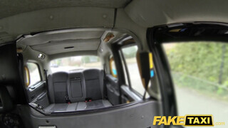 Fake Taxi - ausztrál csajszi a szabadban is imádja csinálni