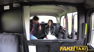 Fake Taxi - tetkós hátú lány istenien kavar a faszban