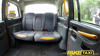 Fake Taxi - Csöcsös bige hancúrozik a hátsó ülésen