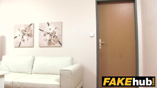 Fake Agent - elálló fülű vörös csajszika