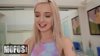 MOFOS - Lexi Lore alaposan popóba tolva