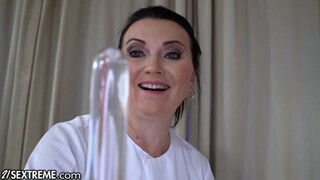 21Sextreme - Dundi anyuka és a fiatal tinicsaj