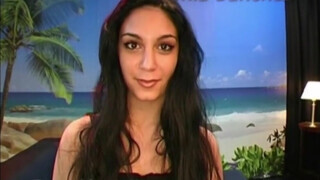 Mia Sanchez feldug egy hatalmas műfütyit