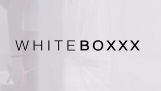 WhiteBoxxx - Naomi bevállalja a hatalmas dárdát
