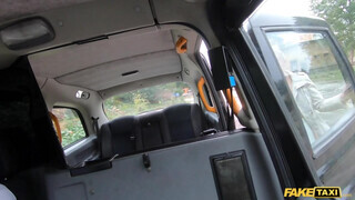 Fake Taxi - Cuki csaj szeretkezni akar a taxiban