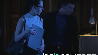Rebecca Volpetti gigászi péniszt kap a popsijába