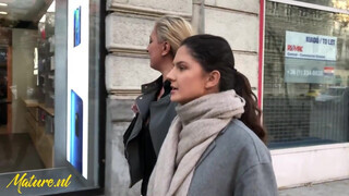 Fiatal szuka nyalja a szőrös vén muffot