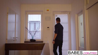 Babes - Paula Shy a méretes tőgyes csaj