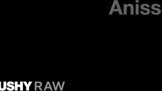 TUSHYRAW - Anissa Kate valagába péniszt tolnak