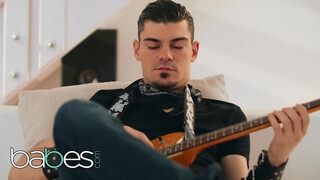 Babes - Mia Evans szexel a gitáros pacákkal