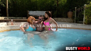 Lola Fauve és Sophia Laure édeshármasban kettyintenek