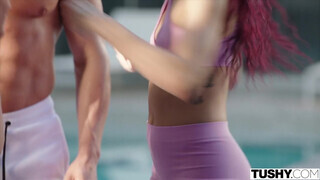 TUSHY - Ember Snow az fenék kedvelő milf