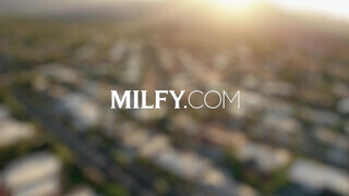 MILFY - Savannah Bond óriási farokkal popóba reszelve