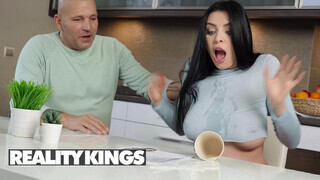 REALITY KINGS - Kira Queen a szomszéd pacákkal hancúrozik