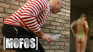 MOFOS - Harley King a csinos világos szőke tini csajszika