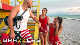 BRAZZERS - MacKenzie Mace és Kylie Rocket a kívánatos vízimentő csajok