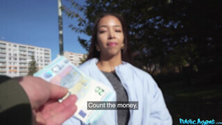 Public Agent - Karcsú ázsiai szépség termetes fenékkel és kicsike mellbimbókkal, szűk picsája megfeszül