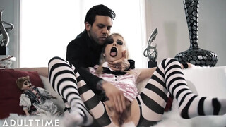 Small Hands keményen fegyelmezi a goth csábító Chloe Cherryt kíméletlen anális szexszel