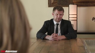 Dús idomú, óriási cickós milf főnöknő durva cerkát töm a szájába