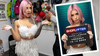 Csinos tini lebukik cukorkalopáson halloween jelmezben a boltban