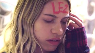 Tini lányok forró fürdőszobai lezbi játszmája