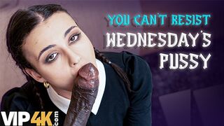 Lispy wednesday kufircolta a nevelő apa méretes faszát mint egy igazi kutyaként