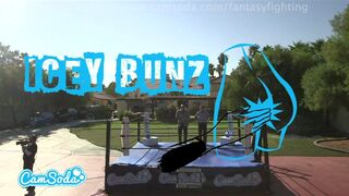 Forró fantasy harc gigászi tőgyes tini bombázókkal