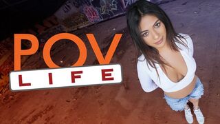 Ike megtalálja a forró tini Reyna Belle-t saját tulajdonán, és kihallgatja őt