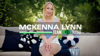 Mckenna Lynn legelső pornója: világos szőke csajszika vad faszas kalandja