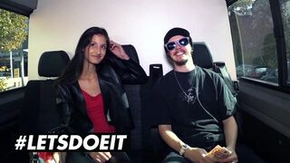 Vékony néger Coco Kiss pénzért cumizza a termetes barna fazt az autóban