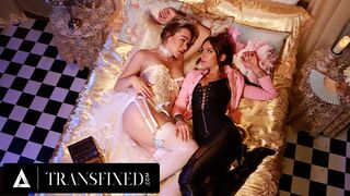 Mesebeli királynők Emma Rose és April Olsen vad strap-on popsi szeretkezése