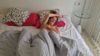 Gyönyörű csávó megbassza a haver feleségét, miután az lelépett, és pov videót készít neki