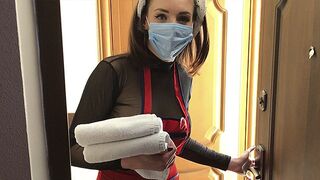 A szobalány visszatér a régi szállodába hatalmas mellével
