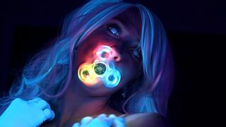 Neon fénylő tini gádzsi csábít faszodat tökéletes testével