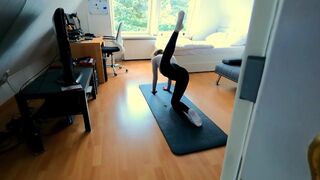Tini fitnesz csajszika ujjazza magát, majd keményen megbasszák