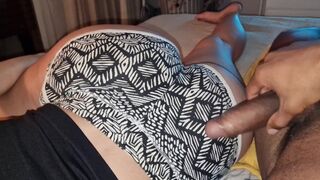 Nevelő fia megtanít szeretkezni a pici kanapén zaj nélkül, hogy a szüleim ne hallják a nyögéseimet