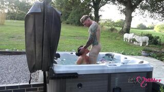 Bűbájos kinti baszás a forró jacuzziban egy pajzán hétvégén