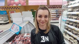 Bevásárlás közben találkoztam vele, cumizás a nyilvános wc-ben, és lenyeli a termetes spriccet