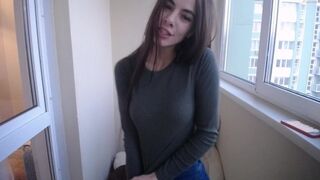 Bájos gádzsi tanya mutatja a cicijét
