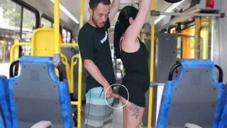 Vén csóka dörzsöli és kiveri a barnára a buszon, amíg el nem élvez