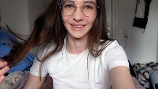 Ártatlan tini keményen kúrja nagyajkú punciját cowboy szerkóban!