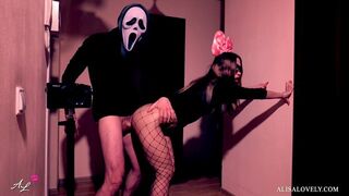 Maszkos őrült keményen megbassza a fekete sunát a tükör előtt - halloween szerepjáték fétis páros játék