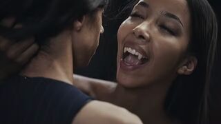 Ebony Vampire Mistress Lia Lin elcsábít egy argentin termetes keblű tini lányt a Vampired brutális domina játékában