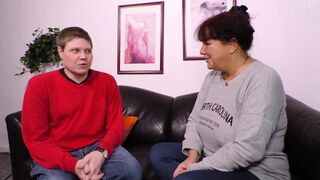 Vörös hajú milf gigászi mellekkel leszopja a bájdorongot és hagyja hogy keményen megdugják