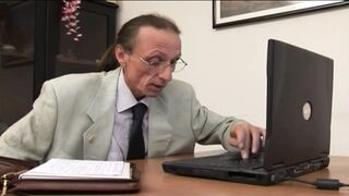 Örömlány MILF titkárnő cidázza ki a mocskos főnökét