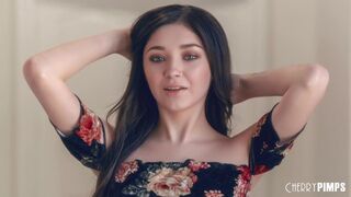 Tini Luna Szereti a Golyók Nyalogatását és a Szopást, Mielőtt Lovagolna a Cherry Pimps Stúdióban