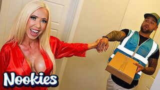 Mandy Monroe különleges kolbász kiszállítása és forró hancúrozása a Nookies csatornán