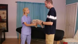Világos Szőke tini erőszakos boldog befejezést kínál ügyfelének a Nookiesnál