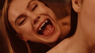 Világos Szőke Vámpír Nancy Ace Uralja Matty Milát a Vampired Csatornán - Csábító Leszbi Jelenet Vörös Harapásokkal