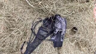 Óriási popós koros nő cidázza a paraszt farkát a disznóólban